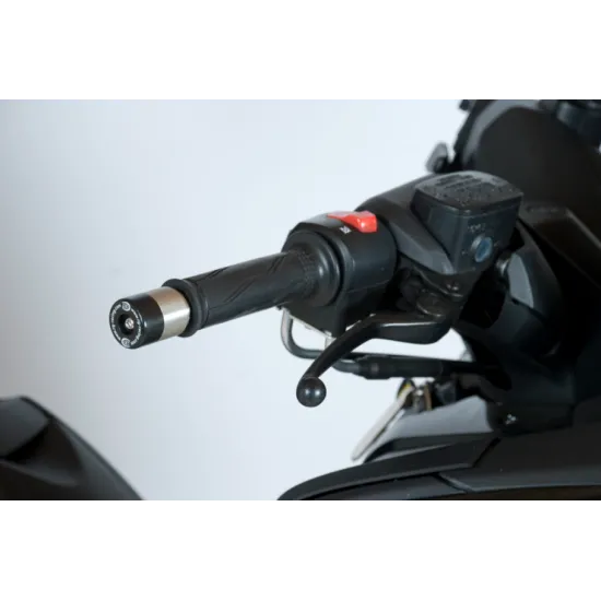 Черни балансьори R&G Racing монтирани на кормило на Yamaha мотоциклет със сребрист метален корпус и черен найлонов връх