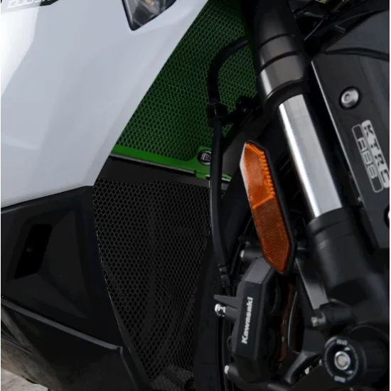 Зелен honeycomb протектор за радиатор R&G Racing монтиран на Kawasaki Ninja 1000 SX с черна алуминиева долна секция и видима вилка на предното окачване