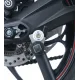Черни адаптери R&G Racing Stand Bobbins с бяло лого, монтирани на задния шарнир на мотоциклет BMW/Triumph с офсетна пластина