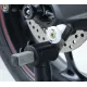Черни адаптери R&G Racing Stand Bobbins с бяло лого, монтирани на задния шарнир на мотоциклет BMW/Triumph с офсетна пластина