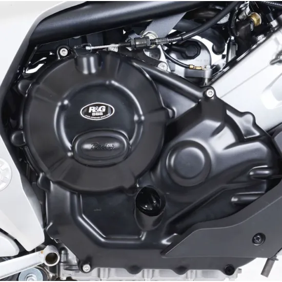 Черни протектори R&G Racing монтирани на корпуса на двигател Honda NC750X с видимо лого на марката