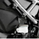 Черна плоча R&G Racing, монтирана върху подрамката на Suzuki GSX-8S, запълваща отвора след задното стъпало - изглед отстрани с видими монтажни болтове и резервоарче за спирачна течност