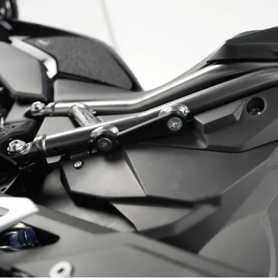 Черна плоча R&G Racing, монтирана върху подрамката на Suzuki GSX-8S, запълваща отвора след задното стъпало - изглед отстрани с видими монтажни болтове и резервоарче за спирачна течност