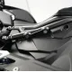 Черна плоча R&G Racing, монтирана върху подрамката на Suzuki GSX-8S, запълваща отвора след задното стъпало - изглед отстрани с видими монтажни болтове и резервоарче за спирачна течност