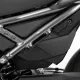 Черна плоча R&G Racing, монтирана върху подрамката на Suzuki GSX-8S, запълваща отвора след задното стъпало - изглед отстрани с видими монтажни болтове и резервоарче за спирачна течност