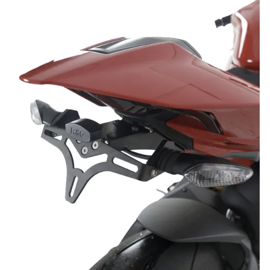 Черна стойка за номер R&G Racing на червен Ducati Panigale - изглед отстрани с LED осветление и OEM мигачи