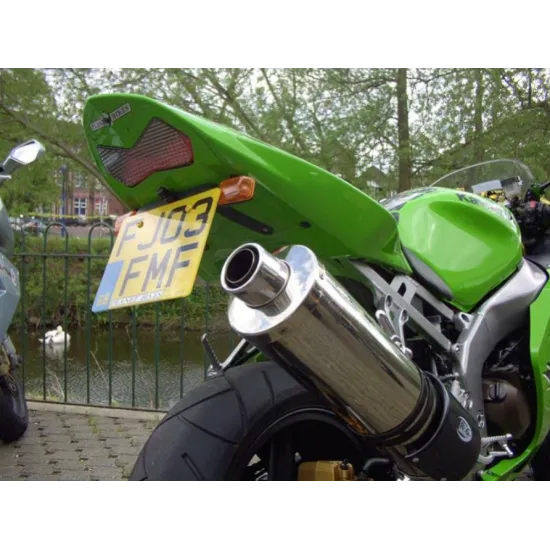 Зелено Kawasaki ZX-6R с монтирана стойка за номер R&G Racing, хромиран ауспух и жълта регистрационна табела FJ03FMF