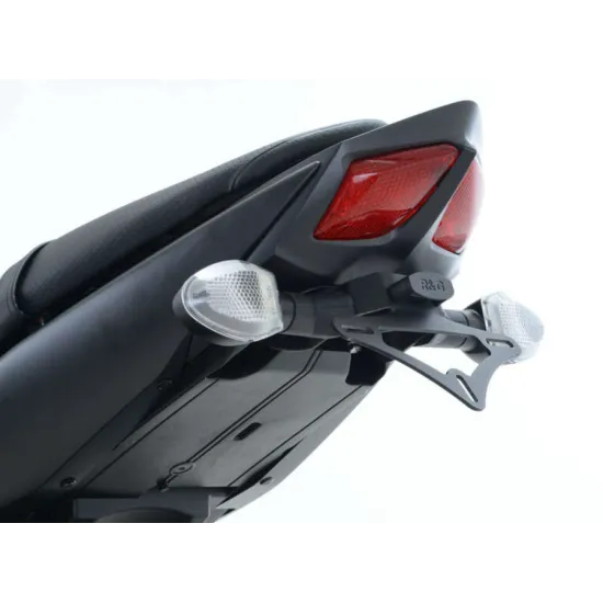 Черна стойка за номер R&G Racing на Suzuki SV650 - компактна рамка с OEM мигачи и червен стоп фар