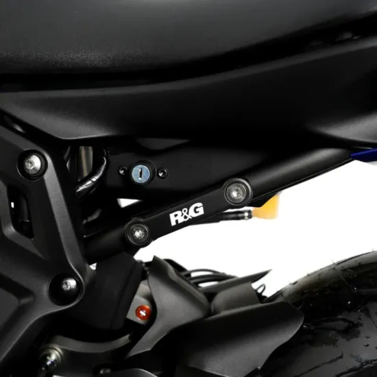 Черна алуминиева плоча R&G Racing, монтирана с два болта на подрамката на Yamaha MT-07, с бяло лого и видим ключалков механизъм в близък план