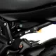 Черна алуминиева плоча R&G Racing, монтирана с два болта на подрамката на Yamaha MT-07, с бяло лого и видим ключалков механизъм в близък план
