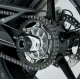 Черни краш тапи R&G Racing монтирани на задната ос на мотоциклет, показани от различни ъгли с видима верига и спирачен диск