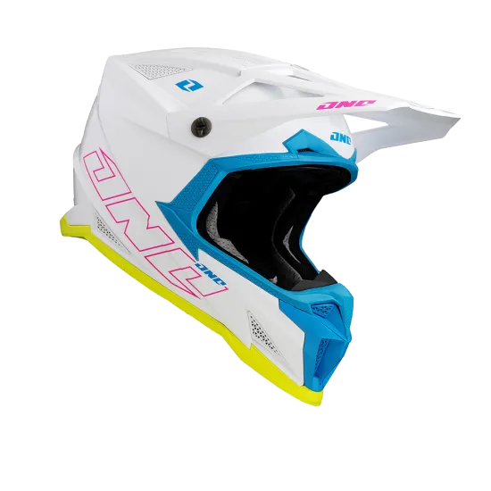 Бяла мотокрос каска ONE INDUSTRIES X-297 с ярки сини и жълти акценти, козирка и множество вентилационни отвори
