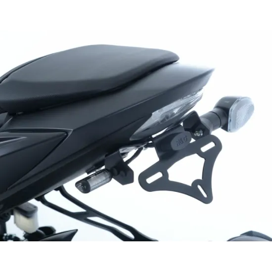 Черна стойка за номер R&G Racing на Suzuki GSX-S750 с вградено LED осветление, компактна рамка и запазени OEM мигачи -