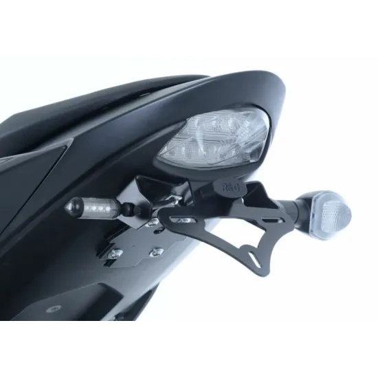 Черна стойка за номер R&G Racing на Suzuki GSX-S750 с вградено LED осветление, компактна рамка и запазени OEM мигачи -