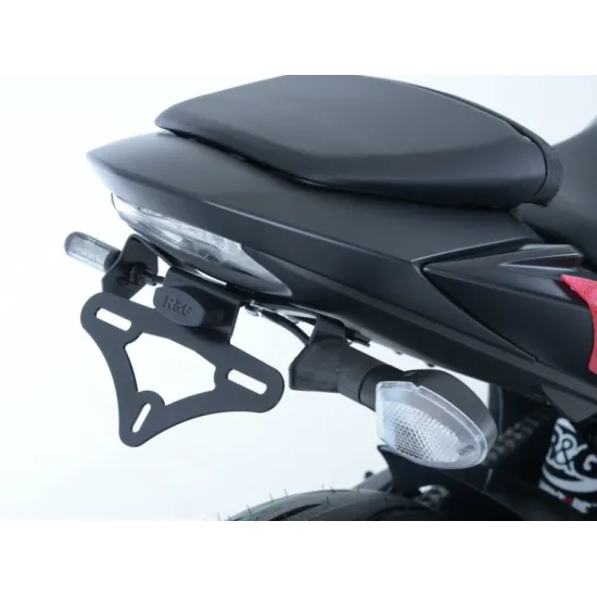 Черна стойка за номер R&G Racing на Suzuki GSX-S750 с вградено LED осветление, компактна рамка и запазени OEM мигачи -
