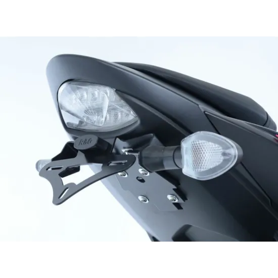 Черна стойка за номер R&G Racing на Suzuki GSX-S750 с вградено LED осветление, компактна рамка и запазени OEM мигачи -