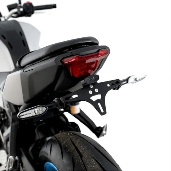 Черна алуминиева стойка за номер R&G Racing на Yamaha MT-07, с компактна скоба, хромирани странични мигачи и светлина за