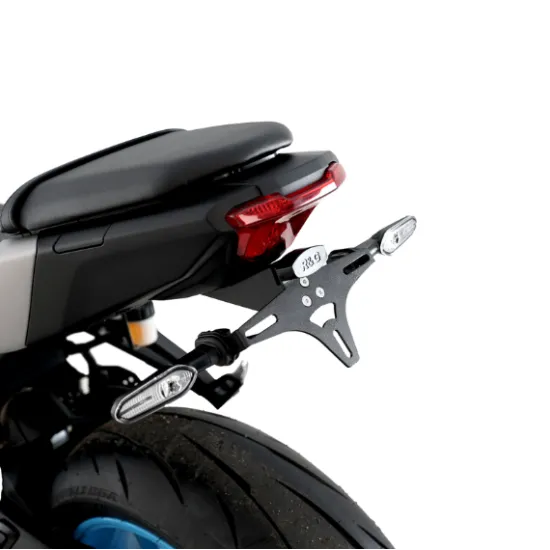 Черна алуминиева стойка за номер R&G Racing на Yamaha MT-07, с компактна скоба, хромирани странични мигачи и светлина за