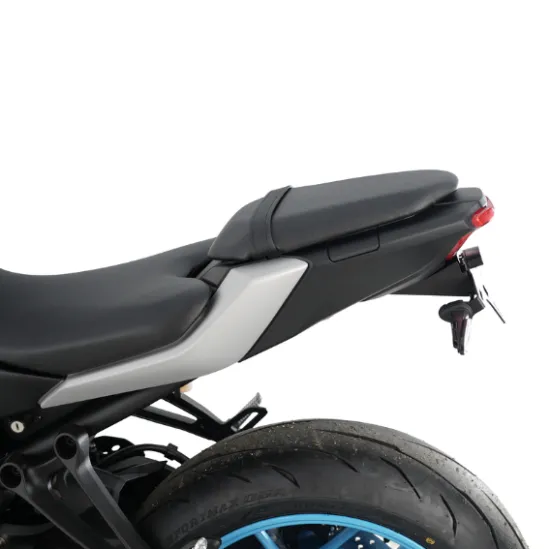 Черна алуминиева стойка за номер R&G Racing на Yamaha MT-07, с компактна скоба, хромирани странични мигачи и светлина за