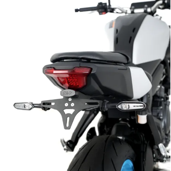 Черна алуминиева стойка за номер R&G Racing на Yamaha MT-07, с компактна скоба, хромирани странични мигачи и светлина за
