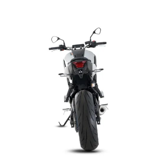 Черна алуминиева стойка за номер R&G Racing на Yamaha MT-07, с компактна скоба, хромирани странични мигачи и светлина за