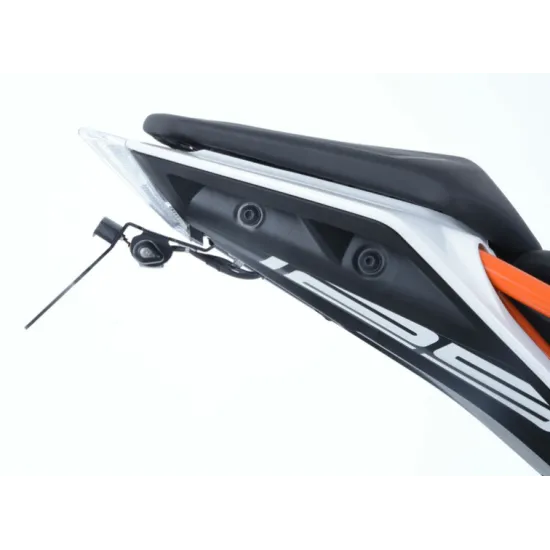 Черна стойка за номер R&G Racing на KTM Duke 390 с вградена LED светлина и компактни щифтови мигачи, монтирана под задната