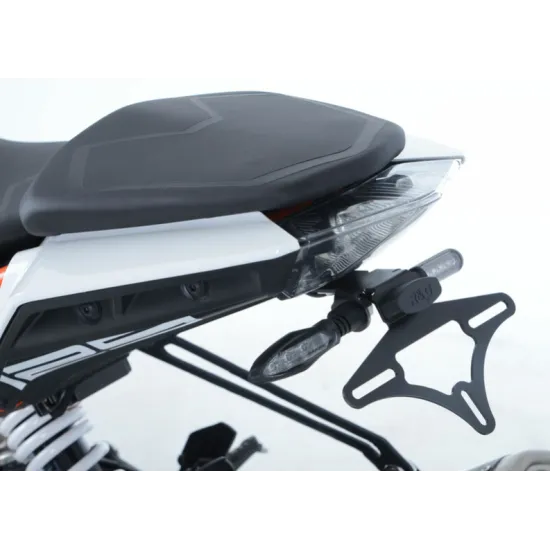 Черна стойка за номер R&G Racing на KTM Duke 390 с вградена LED светлина и компактни щифтови мигачи, монтирана под задната