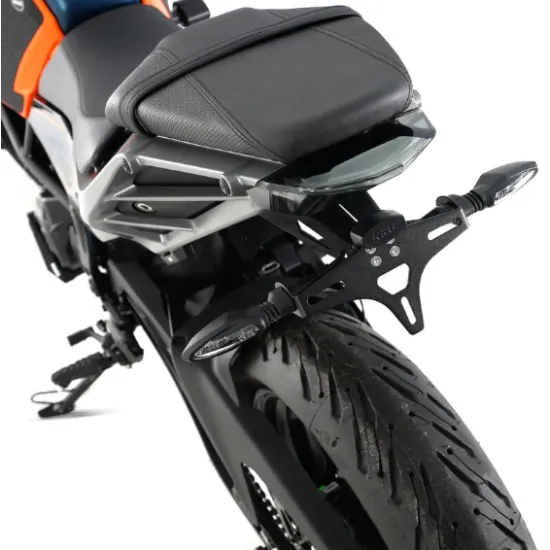 Черна CNC стойка за номер R&G Racing на KTM Duke 390 с два стрелковидни LED мигача и вградена светлина за номер