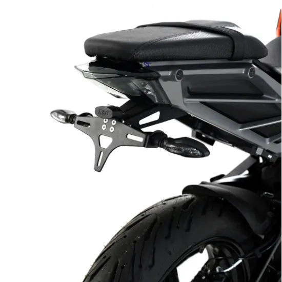 Черна CNC стойка за номер R&G Racing на KTM Duke 390 с два стрелковидни LED мигача и вградена светлина за номер