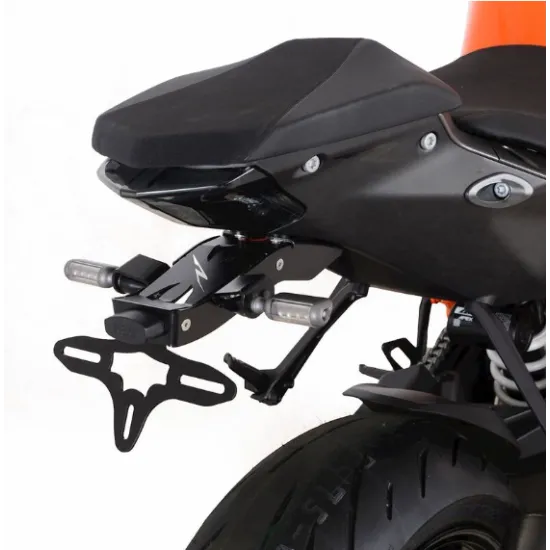 Черна алуминиева стойка за номер R&G Racing монтирана на KTM 1290 Super Duke R с вградени LED мигачи и светлина за номер