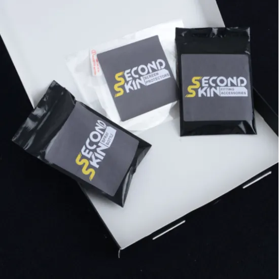 R&G Second Skin комплект за защита на екран в черна кутия с прозрачен протектор, мини спрей бутилка, синя пластична карта, суедна и микрофибърна кърпа и две мокри кърпички за монтаж