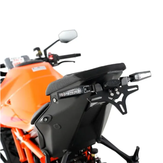 Черна метална стойка за номер R&G Racing, монтирана на оранжева KTM Duke, с интегрирани LED стоп и мигачи