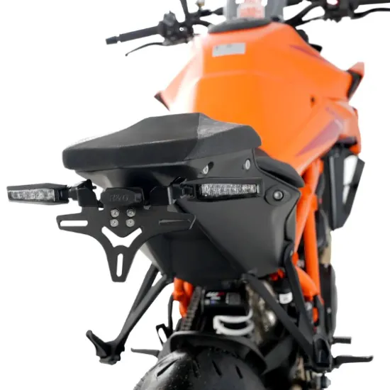 Черна метална стойка за номер R&G Racing, монтирана на оранжева KTM Duke, с интегрирани LED стоп и мигачи
