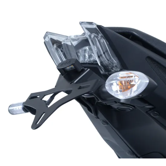 Черна перфорирана стойка за номер R&G Racing на Yamaha MT-09 с вградена LED светлина и OEM мигачи
