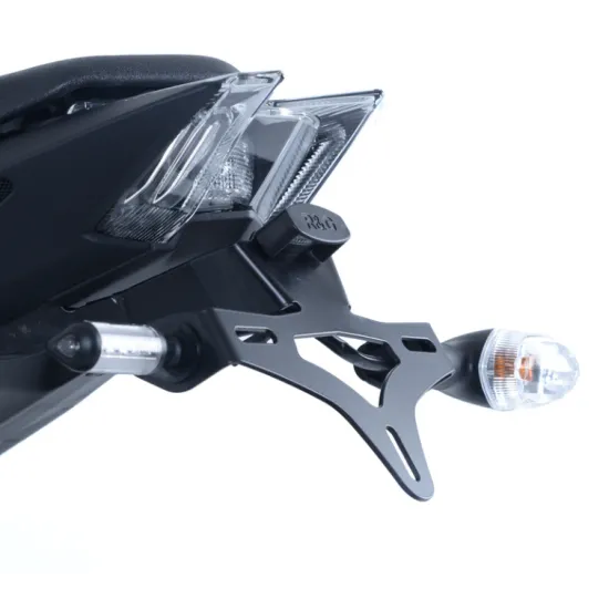 Черна перфорирана стойка за номер R&G Racing на Yamaha MT-09 с вградена LED светлина и OEM мигачи