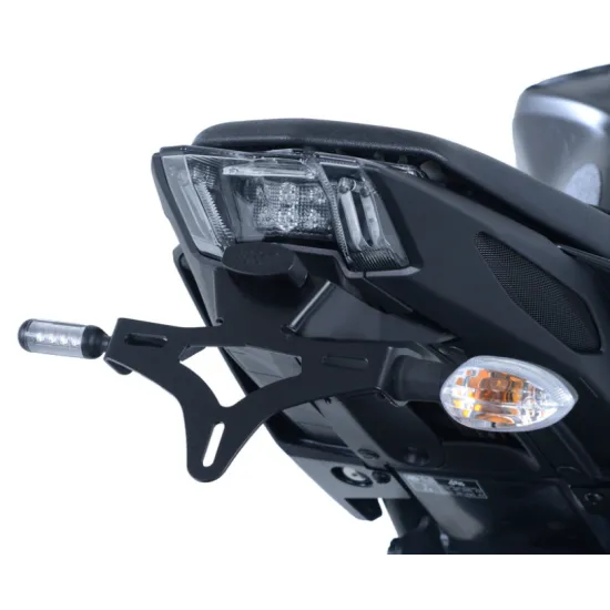 Черна перфорирана стойка за номер R&G Racing на Yamaha MT-09 с вградена LED светлина и OEM мигачи