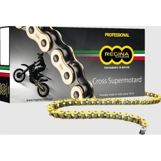 Златиста мото верига Regina Chain 415RH2 с подсилени звена и включена връзка клипс, показана на черна опаковка с лого Cross Supermotard