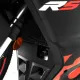 Черен алуминиев протектор за радиатор R&G Racing с лазерно изрязана шестоъгълна honeycomb решетка, монтиран на Aprilia RS 457 с червено-черна визия