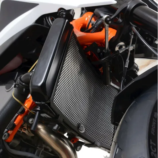 Черен протектор за радиатор R&G Racing с ситна алуминиева мрежа, монтиран на KTM 890 Duke R с оранжева рама