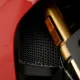 Черен алуминиев протектор за радиатор R&G PRO с шестоъгълна honeycomb решетка, монтиран на червена Ducati Panigale V2 до златисти предни вилки и оранжев мигач
