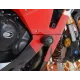 Черни краш тапи R&G Racing с капковидна форма монтирани на червен Honda CBR 600RR, показващи аеродинамичния дизайн и скритите метални фитинги