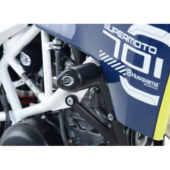 Черни аеродинамични краш тапи R&G Racing монтирани на синя Husqvarna 701 Supermoto с бяла рамка и капковидни бобини