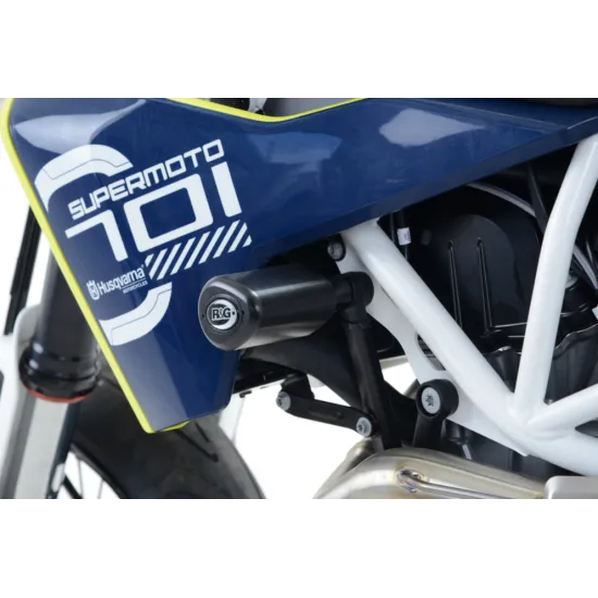 Черни аеродинамични краш тапи R&G Racing монтирани на синя Husqvarna 701 Supermoto с бяла рамка и капковидни бобини