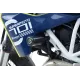 Черни аеродинамични краш тапи R&G Racing монтирани на синя Husqvarna 701 Supermoto с бяла рамка и капковидни бобини
