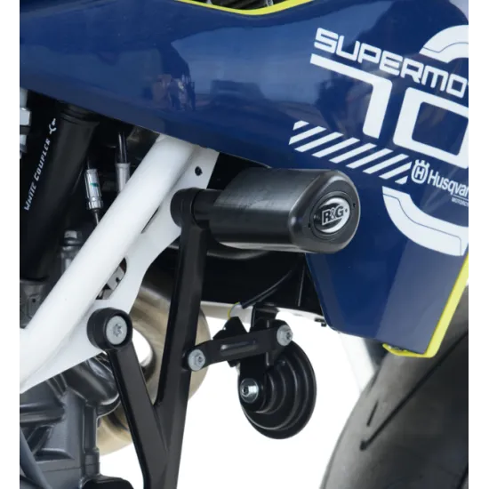 Черни аеродинамични краш тапи R&G Racing монтирани на синя Husqvarna 701 Supermoto с бяла рамка и капковидни бобини