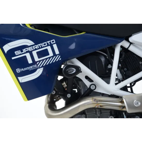 Черни аеродинамични краш тапи R&G Racing монтирани на синя Husqvarna 701 Supermoto с бяла рамка и капковидни бобини
