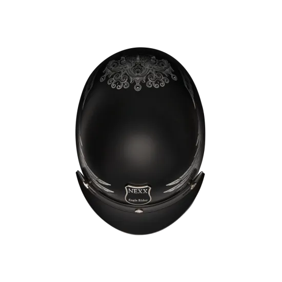 Черна матова jet каска NEXX Y.10 Eagle Rider със сребристи орлови криле, декоративни орнаменти, интегрирани слънчеви очила и червена микрометрична закопчалка