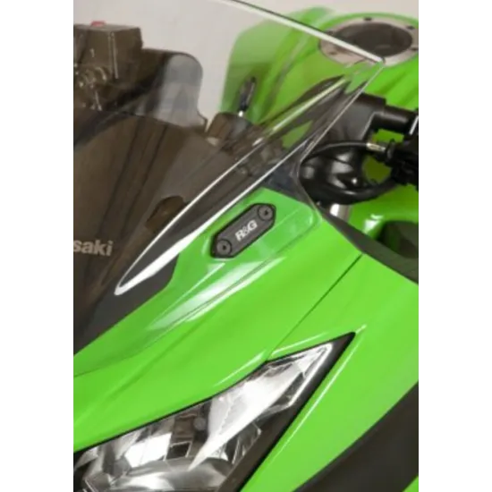 Черна плоча за огледала R&G Racing, монтирана върху зелен обтекател на Kawasaki Ninja, с видимо лого на марката