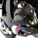 Черен алуминиев протектор R&G Racing с лазерно гравирано лого, монтиран на картера на BMW мотоциклет с бронзови детайли