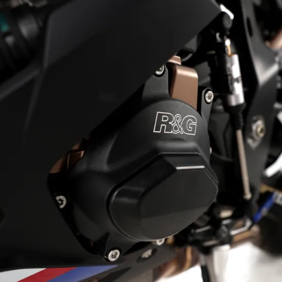 Черен алуминиев протектор R&G Racing с лазерно гравирано лого, монтиран на картера на BMW мотоциклет с бронзови детайли